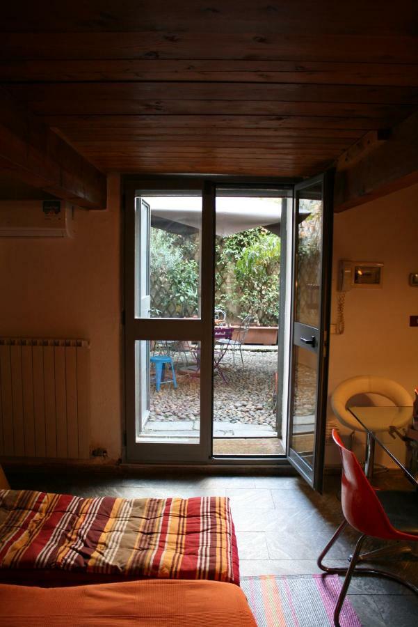 Central Apartment With Garden Milano Eksteriør billede